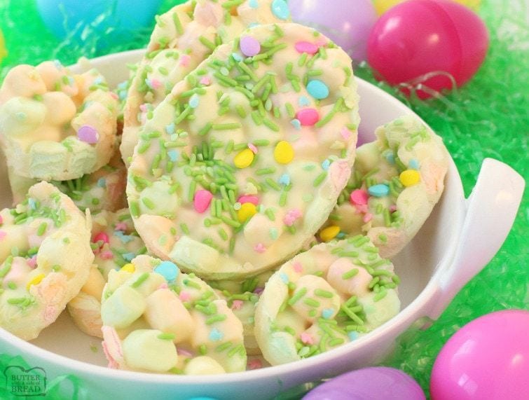 Easter Marshmallow Bark è uno dei miei dolci pasquali preferiti! Solo 4 ingredienti e pochi minuti per realizzare questo simpatico e festoso regalo di Pasqua. A tutti piace la nostra corteccia di marshmallow pasquale!
