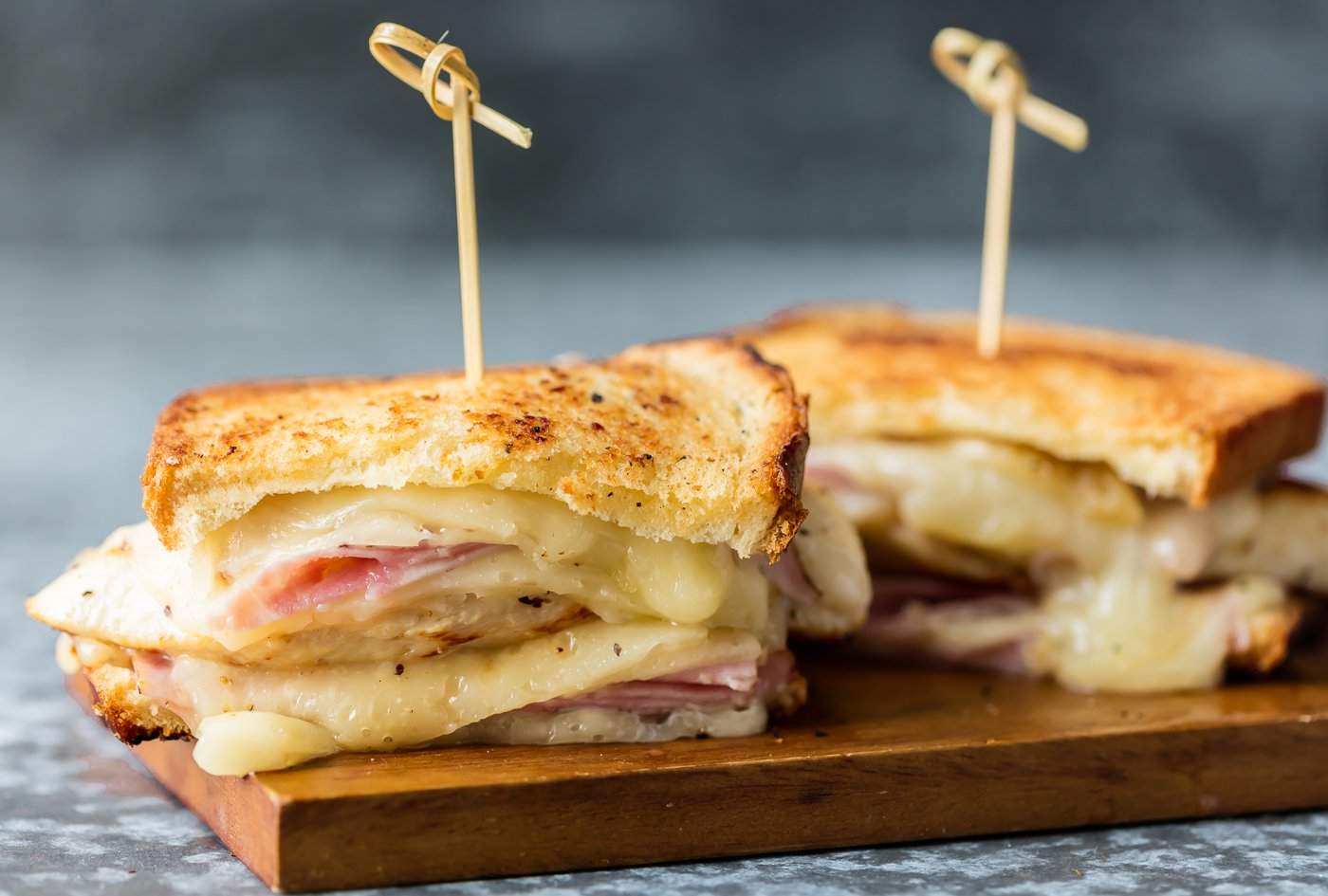 Formaggio grigliato con pollo e prosciutto
