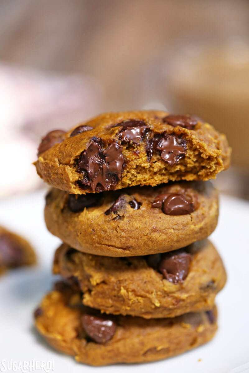 3 Ingredienti Biscotti Al Cioccolato Alla Zucca: Pila Di Biscotti Al Cioccolato Alla Zucca Con Un Morso Di Uno | Da SugarHero.com