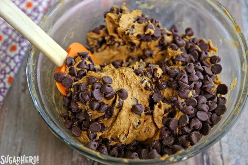 3 Ingredienti Biscotti con gocce di cioccolato alla zucca: aggiunta di gocce di cioccolato all'impasto per biscotti alla zucca | Da SugarHero.com
