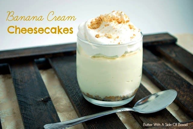 Le cheesecake alla crema di banana sono fatte con budino alla banana, topping montati e una crosta di cracker graham - la luce assoluta e rinfrescante dell'estate!
