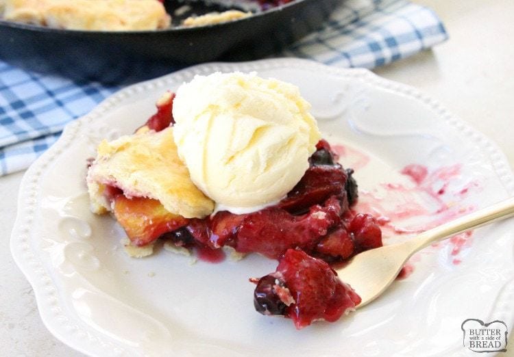 Easy Berry Peach Pie è la ricetta perfetta per la torta estiva! Semplice da preparare con una semplice crosta e riempito con frutta fresca dolce e poi condito con gelato alla vaniglia.