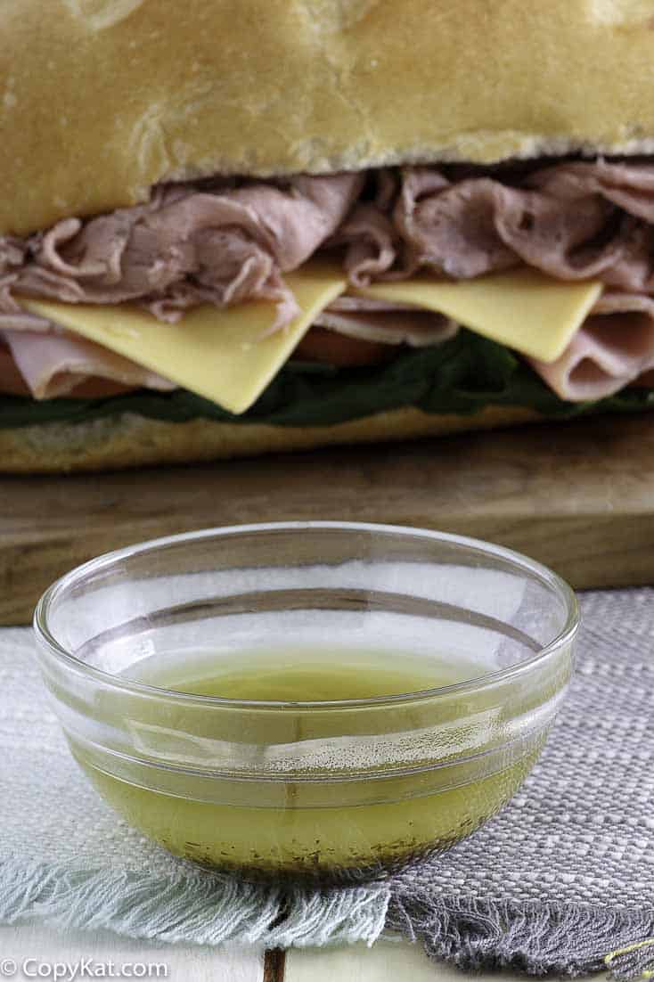 Mr. Sub's Secret Sauce e un sub sandwich