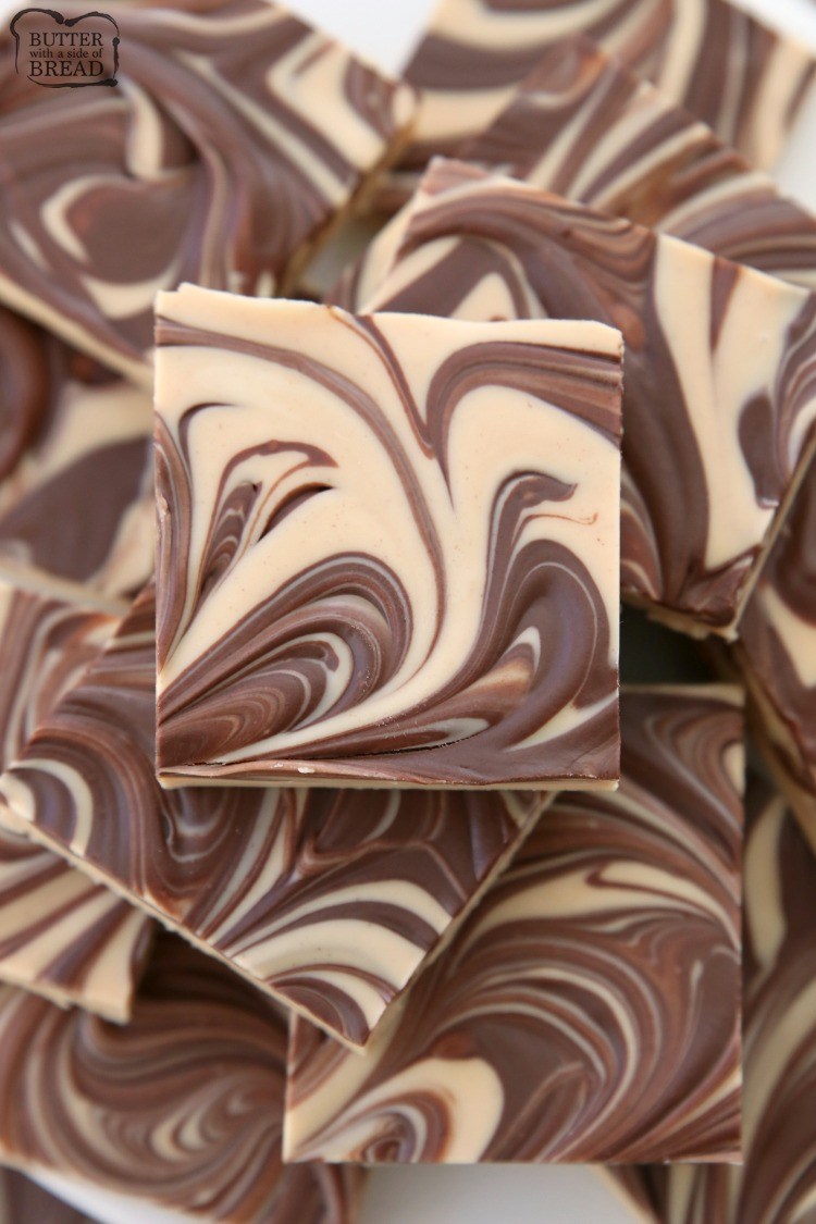 Burro di tigre a base di 3 ingredienti che si sciolgono e si mescolano in pochi minuti. Bellissima ricetta per dolci natalizi dal gusto ricco e cremoso al cioccolato con burro di arachidi.