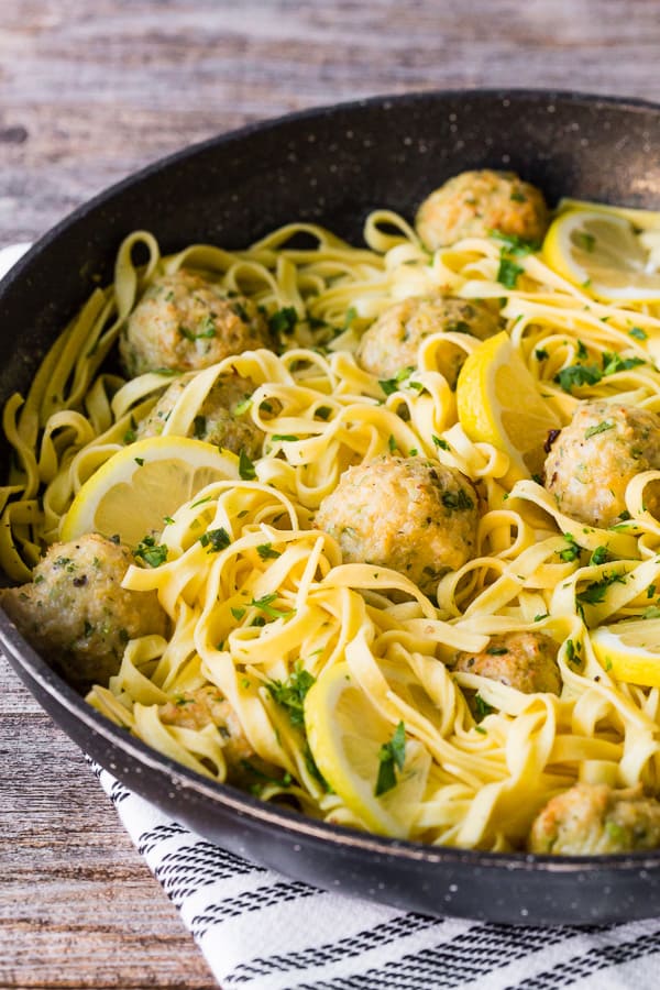 Gnocchi di pollo al forno francesi in una padella con pasta