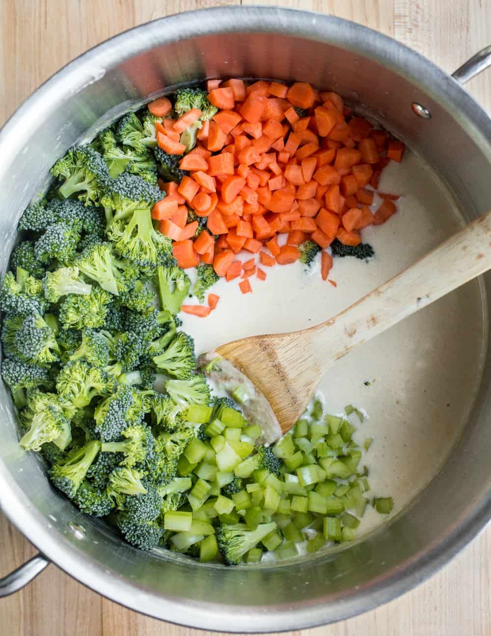 Ingredienti per broccoli e zuppa di formaggio in una pentola capiente