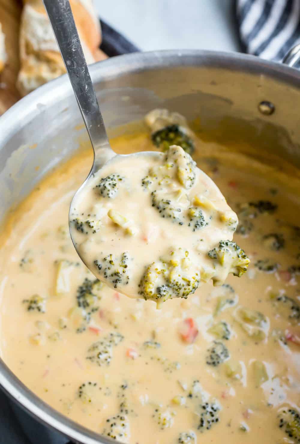 Mestolo di broccoli e zuppa di formaggio su una pentola