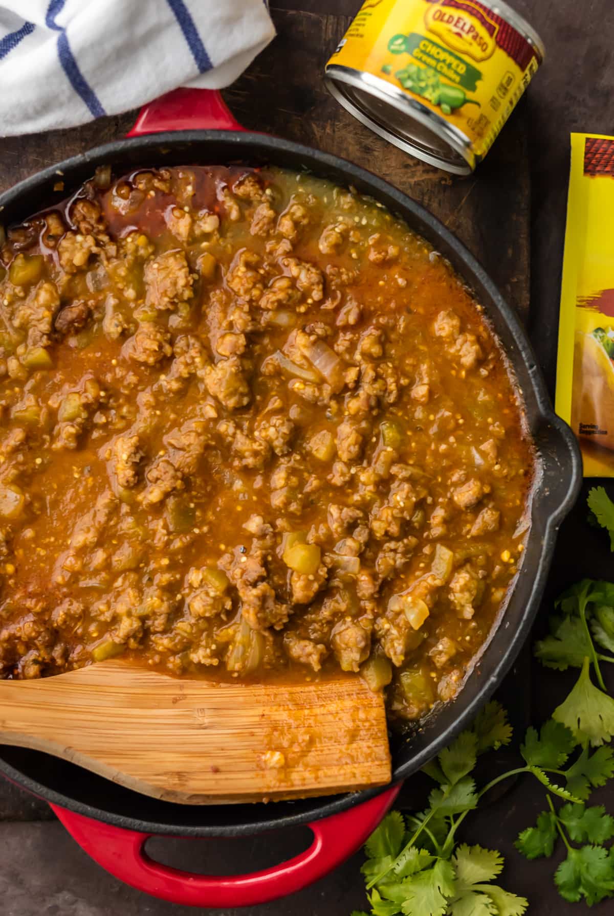 ¡MAC Y QUESO MEXICANOS no pueden ser vencidos! No hay necesidad de engañar con una salsa de queso difícil cuando tienes este ingrediente secreto que hace que las cosas sean más cremosas y deliciosas. ¡La salchicha picante y los chiles verdes hacen que esta receta de macarrones con queso al horno sea tan sabrosa! Cocinar salchichas en una sartén para macarrones con queso mexicano