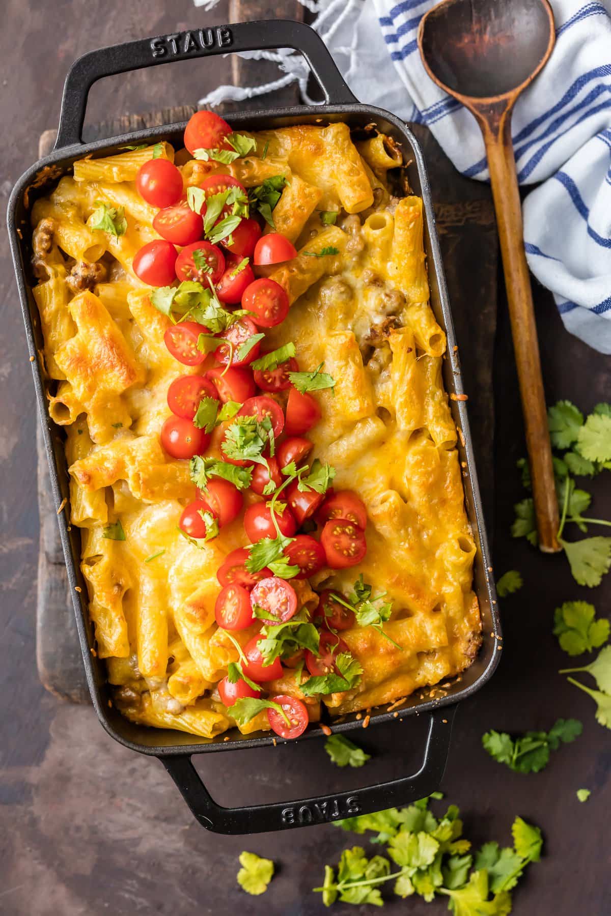 ¡MAC Y QUESO MEXICANOS no pueden ser vencidos! No hay necesidad de engañar con una salsa de queso difícil cuando tienes este ingrediente secreto que hace que las cosas sean más cremosas y deliciosas. ¡La salchicha picante y los chiles verdes hacen que esta receta de macarrones con queso al horno sea tan sabrosa! Macarrones con queso al horno mexicano