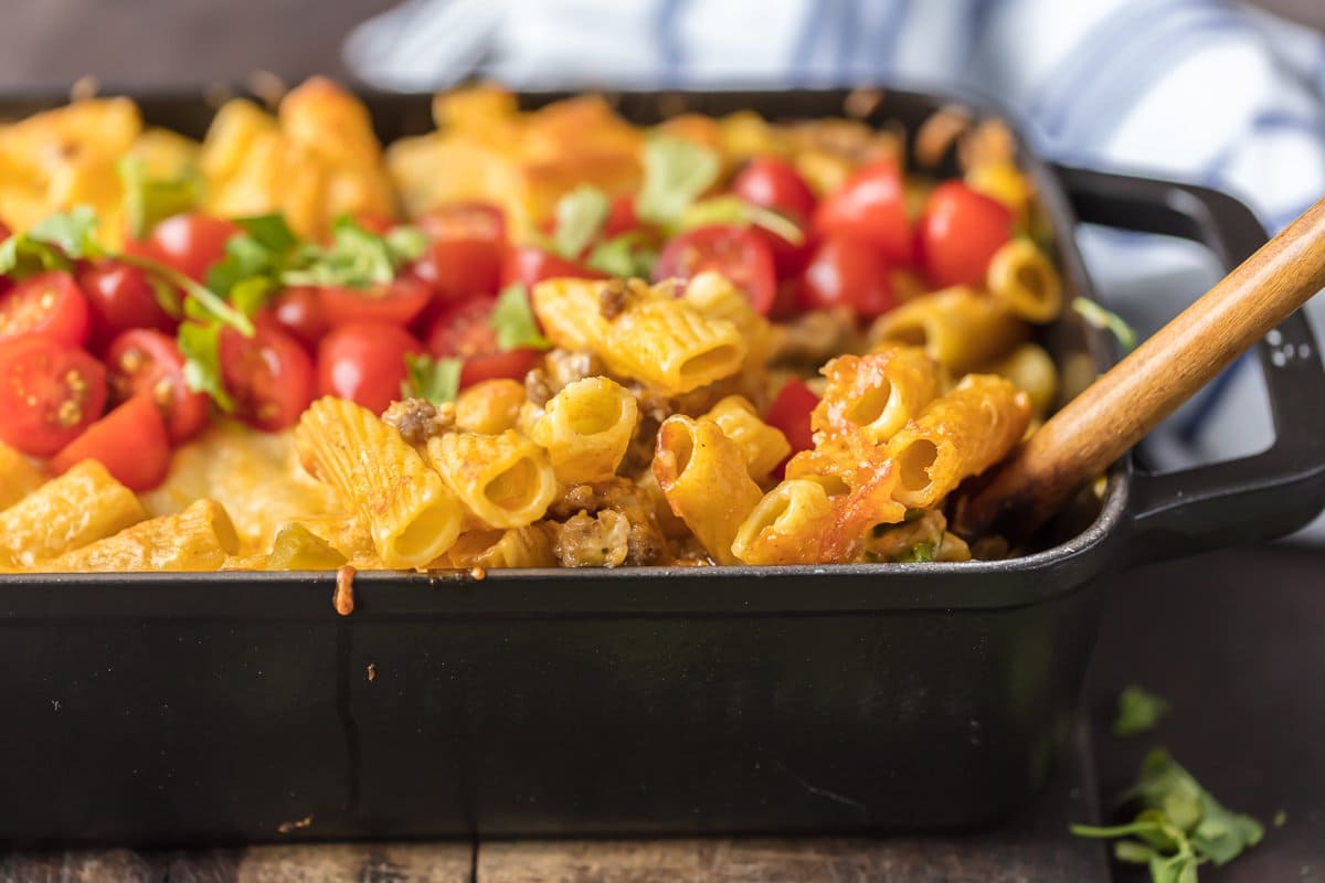 ¡MAC Y QUESO MEXICANOS no pueden ser vencidos! No hay necesidad de engañar con una salsa de queso difícil cuando tienes este ingrediente secreto que hace que las cosas sean más cremosas y deliciosas. ¡La salchicha picante y los chiles verdes hacen que esta receta de macarrones con queso al horno sea tan sabrosa! horneado fácil de macarrones con queso en una cacerola