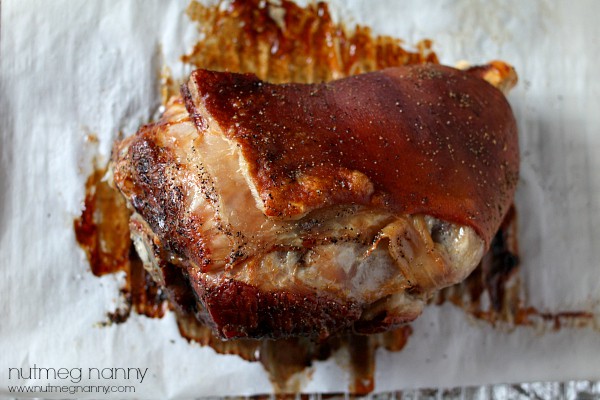 Noce moscata Croccante arrosto di maiale Questo maiale arrosto croccante è perfetto se mangiato da solo o impilato sopra un panino. Perfettamente condito e assolutamente delizioso.