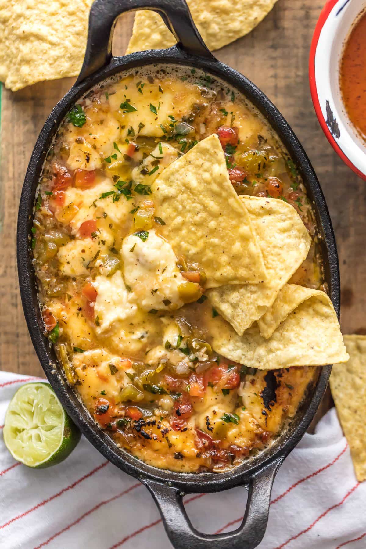 Dip de tequila, lima y queso en un plato de hierro fundido