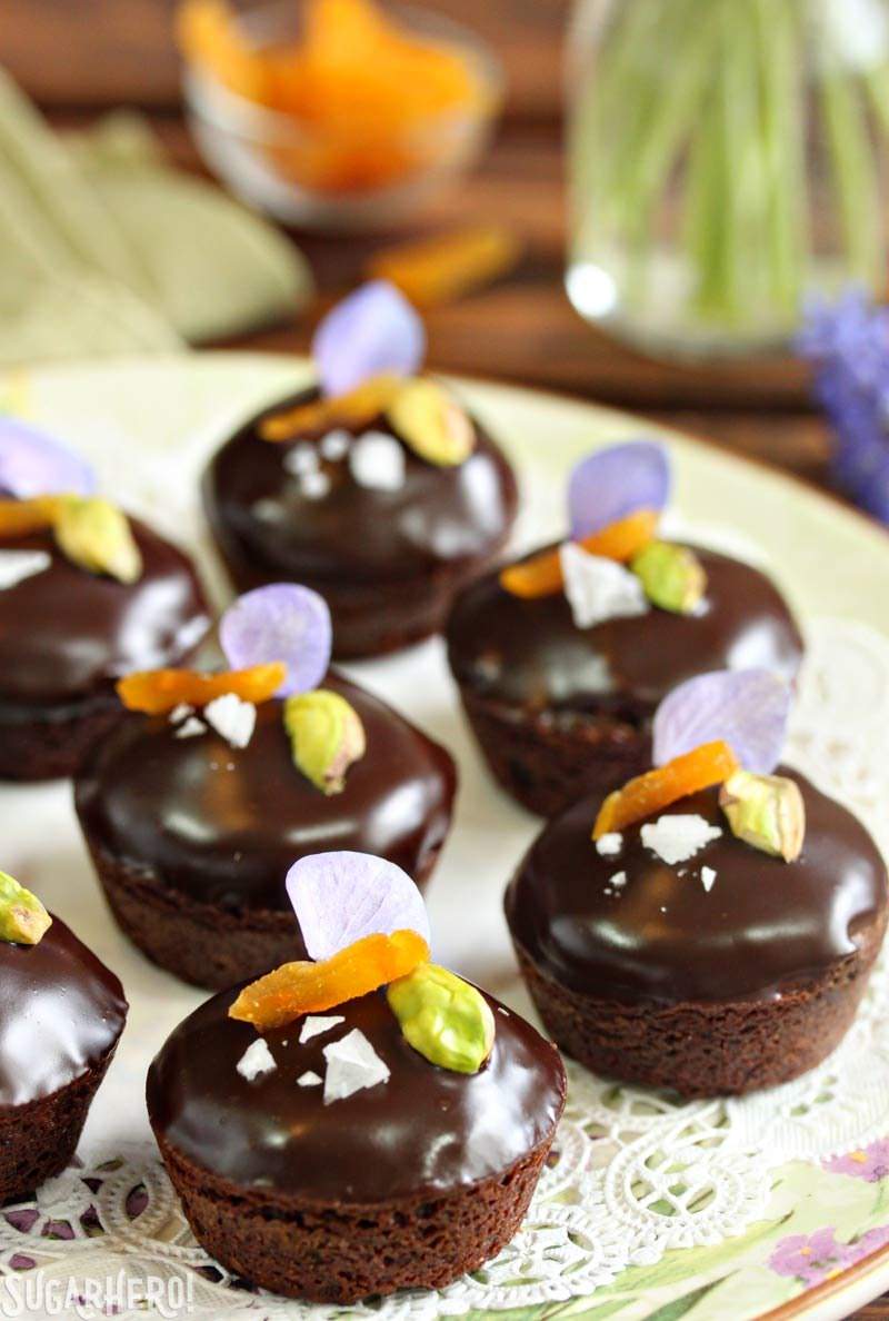 Bocconcini di brownie ripieni di torrone | Da SugarHero.com