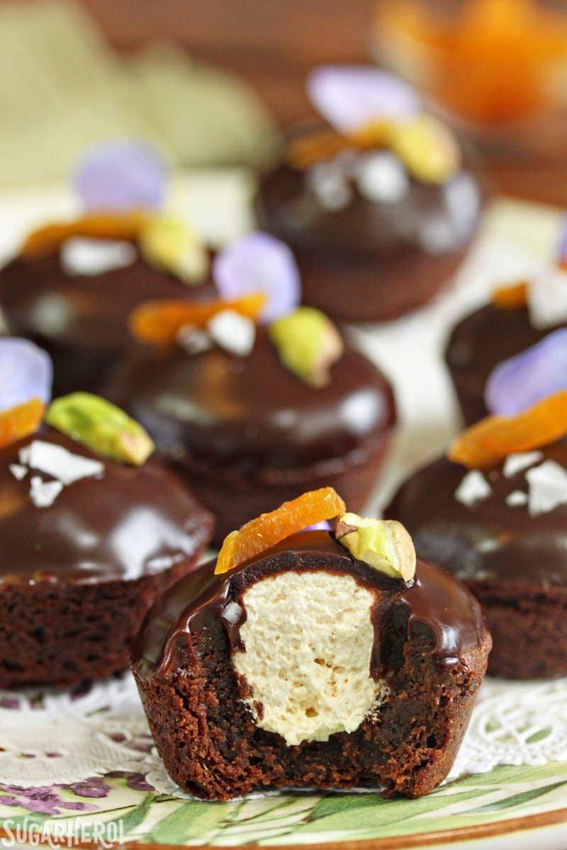 Bocconcini di brownie ripieni di torrone | Da SugarHero.com
