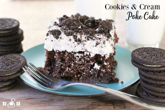 Pan di Spagna con biscotto e panna preparato con una miscela di torta al cioccolato, poi condito con latte condensato e una salsa di panna montata. Tutti impazziscono per questa gustosa torta di poke.
