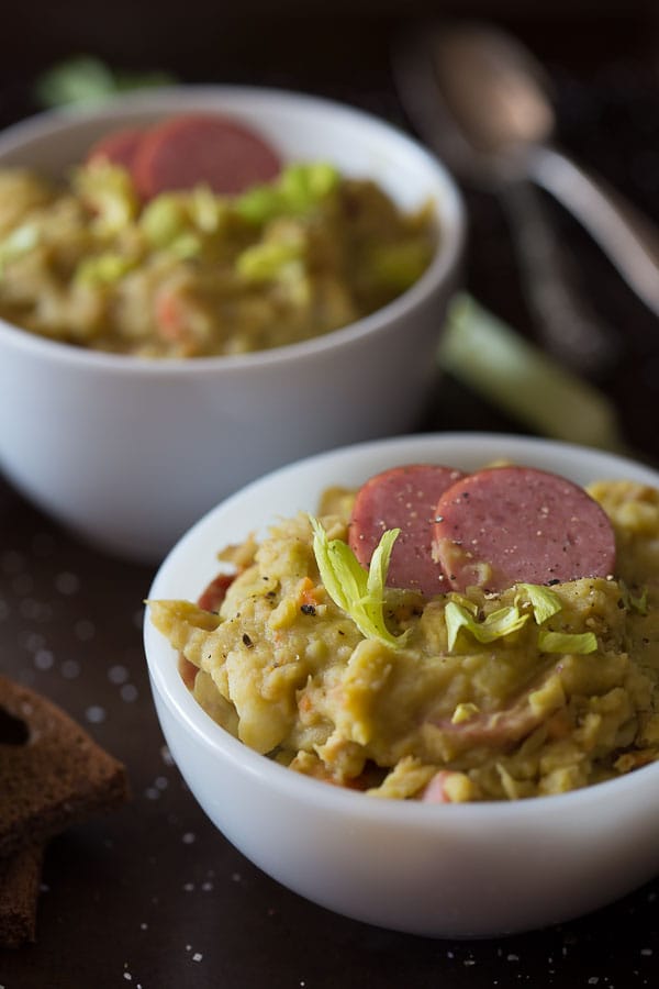Questa zuppa di piselli olandese ti scalderà dalla testa ai piedi. Ricco di prelibatezze e pronto in pochissimo tempo. 