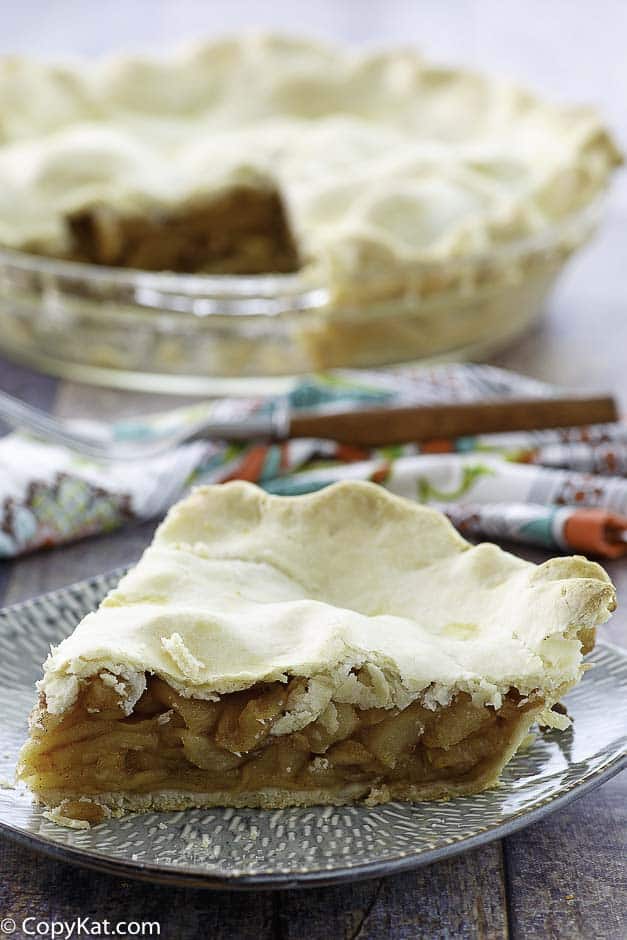 Una fetta di torta di mele senza zucchero aggiunto