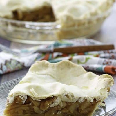 Una fetta di torta di mele senza zucchero aggiunto