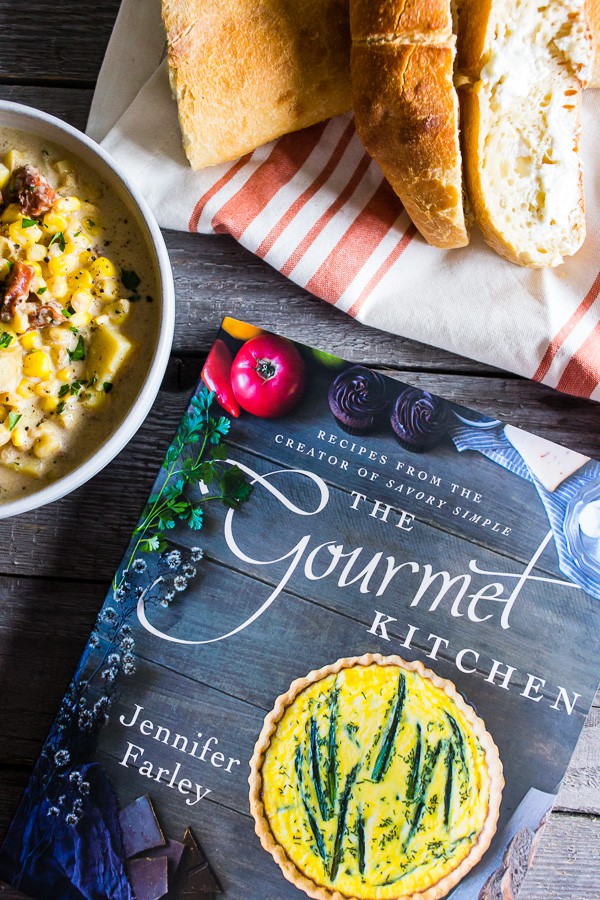 Questa zuppa di mais andouille è il cibo invernale perfetto. Leggermente piccante, pieno di sapore e una delizia totale per la folla. Inoltre, è pronto in meno di un'ora, quindi puoi preparare questa deliziosa zuppa durante la tua folle cena nei giorni feriali.