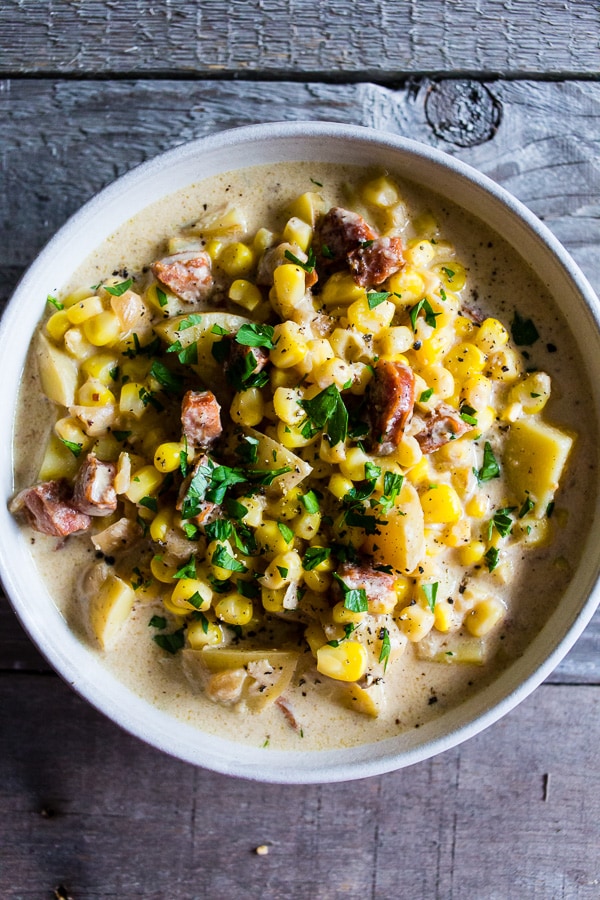 Questa zuppa di mais andouille è il cibo invernale perfetto. Leggermente piccante, pieno di sapore e una delizia totale per la folla. Inoltre, è pronto in meno di un'ora, quindi puoi preparare questa deliziosa zuppa durante la tua folle cena nei giorni feriali. 