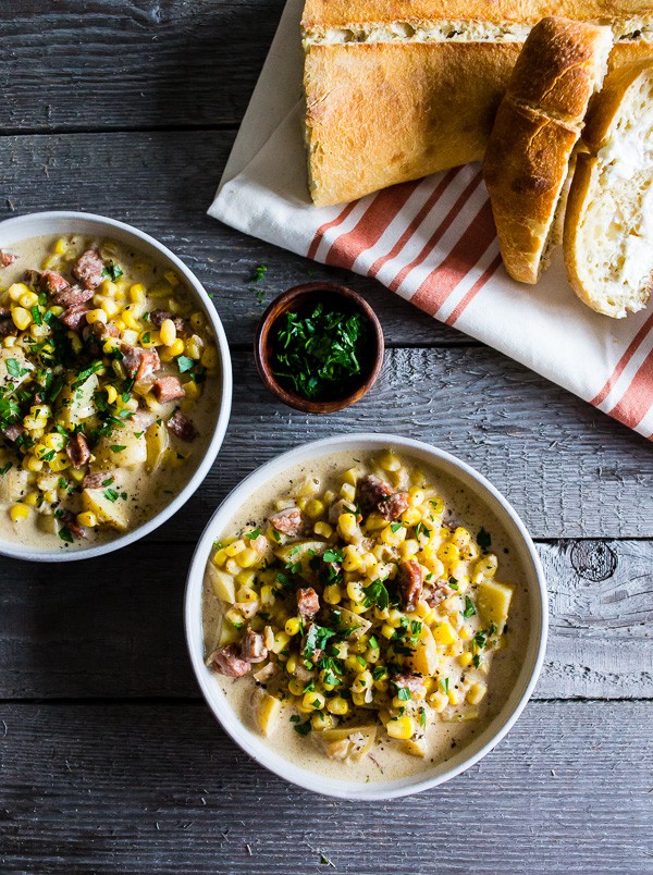 Questa zuppa di mais andouille è il cibo invernale perfetto. Leggermente piccante, pieno di sapore e una delizia totale per la folla. Inoltre, è pronto in meno di un'ora, quindi puoi preparare questa deliziosa zuppa durante la tua folle cena nei giorni feriali. 