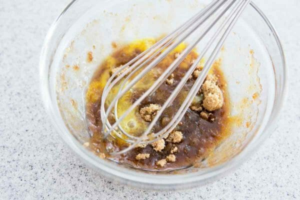 Sbattere le uova e lo zucchero di canna per preparare il budino di riso.