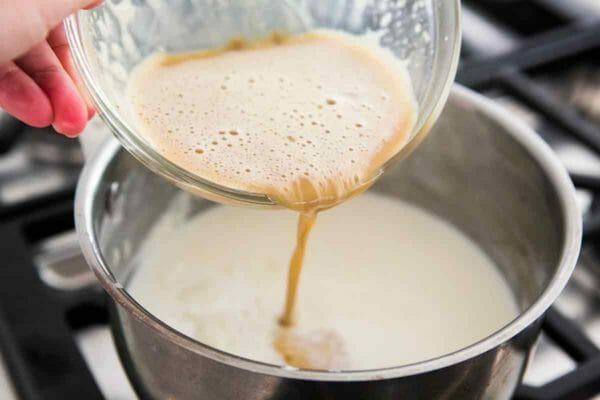 aggiungi le uova calde al mix di budino di riso per preparare il budino di riso