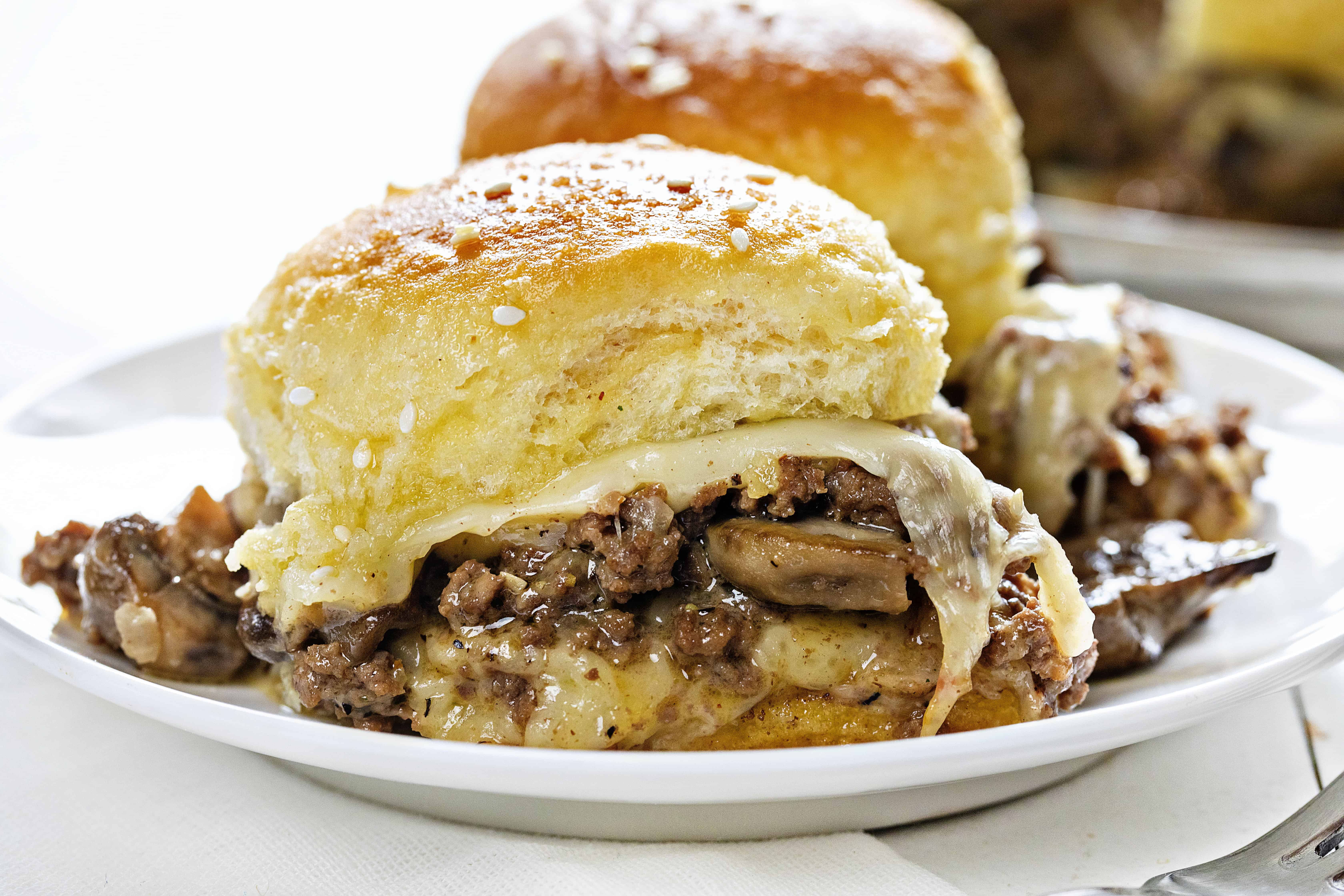 Control deslizante de hamburguesa con queso suizo de champiñones