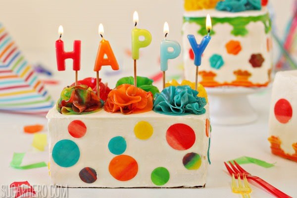 Mini torte regalo di compleanno | Da SugarHero.com