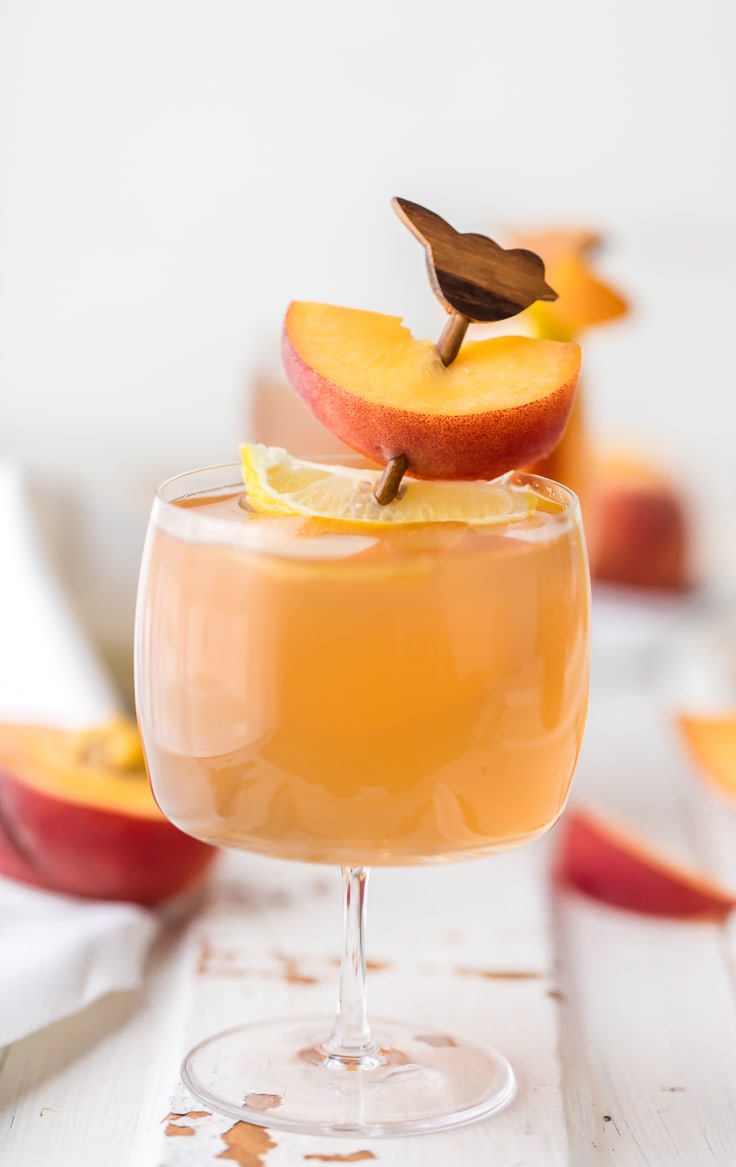 bicchiere di limonata di tè alla pesca a spillo