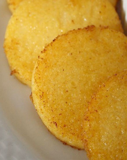 Questa ricetta di farina di mais fritta è la perfetta colazione del Midwest. La deliziosa farina di mais (o potrebbe essere chiamata polenta) è leggermente fritta nel burro e condita con sciroppo d'acero. Così incredibilmente semplice e assolutamente delizioso. 