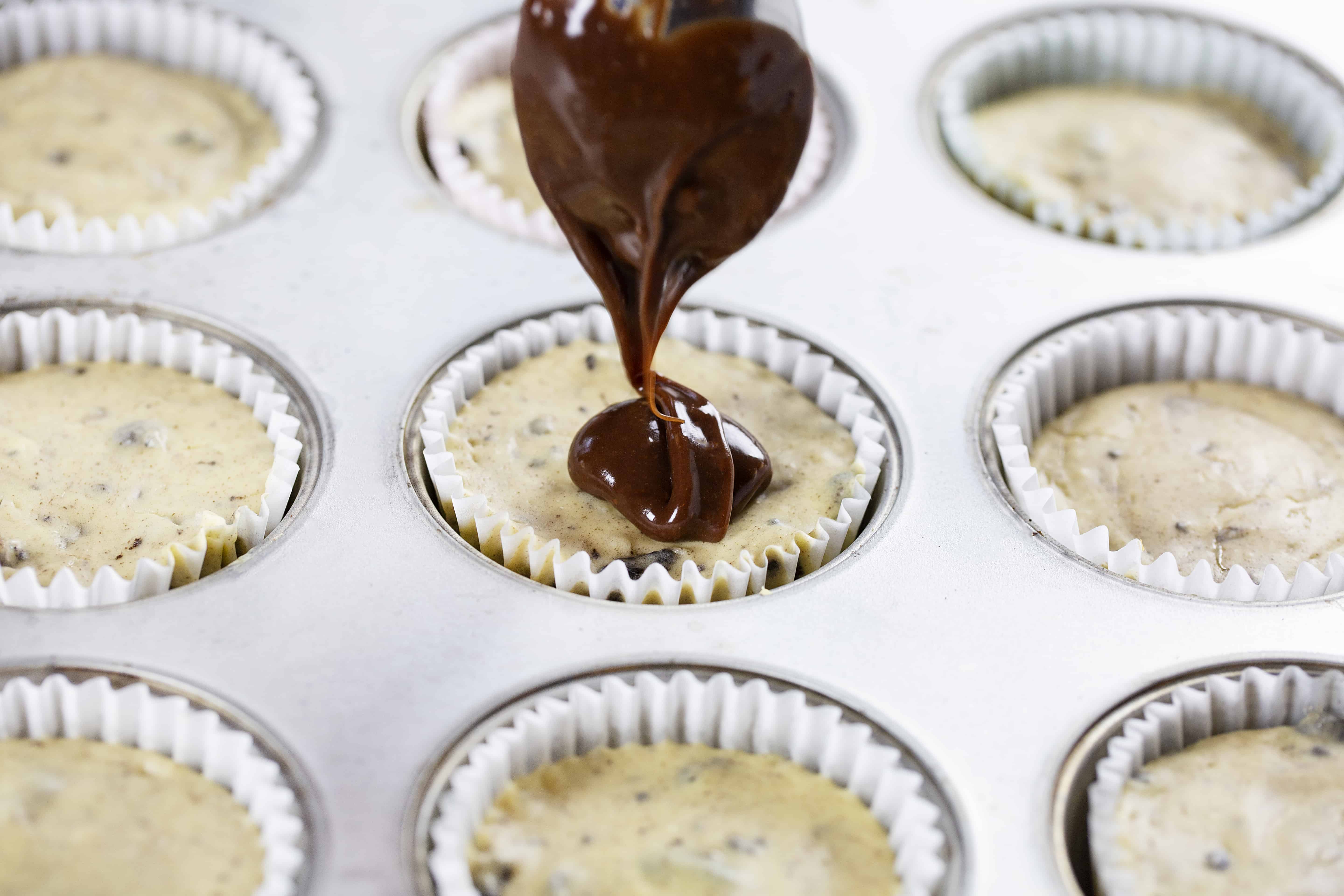 ¡Los mini pasteles de queso Oreo son un éxito total! #oreo #oreos #oreocheesecake #minicheesecakes #minioreocheesecakes #dessert #iambaker Ganache de chocolate sobre tarta de queso