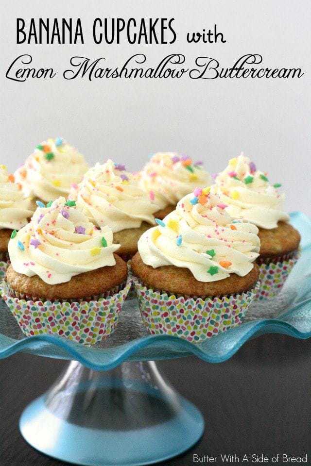 Cupcakes alla banana con crema al burro e marshmallow al limone. 