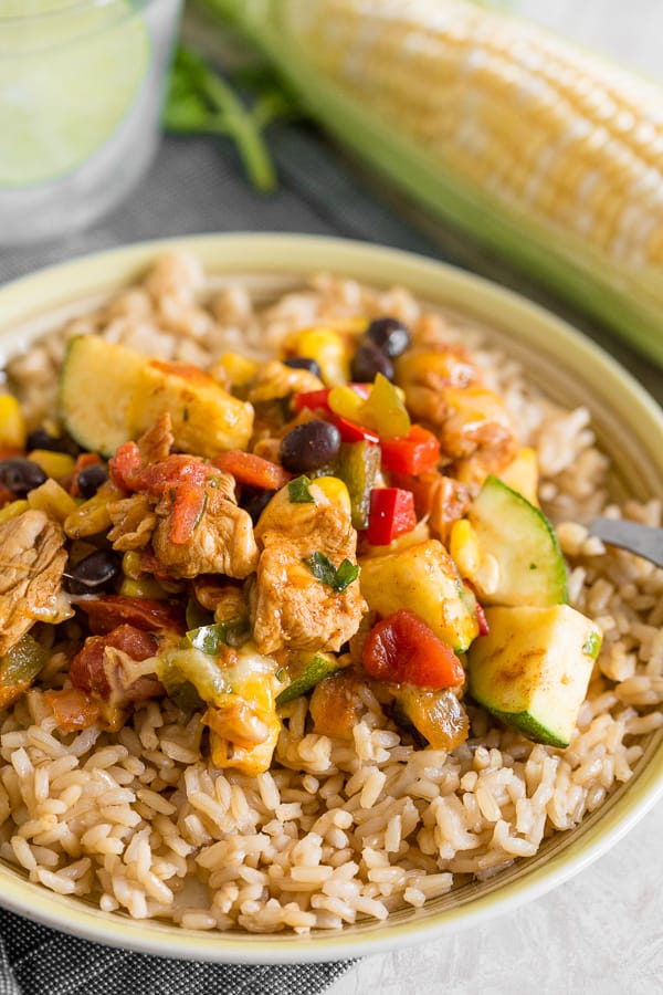 Questa padella Tex Mex di pollo e verdure è pronta in soli 30 minuti ed è un ottimo modo per usare tutte quelle verdure estive. È ricco di zucchine, zucca gialla, mais dolce estivo, peperoni, pollo condito e condito con la giusta quantità di formaggio cheddar Cabot Havana piccante. Servire da solo o pieno di riso. Ad ogni modo, è assolutamente delizioso!