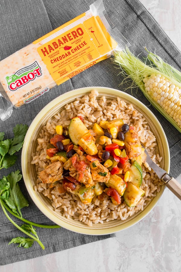 Questa padella Tex Mex di pollo e verdure è pronta in soli 30 minuti ed è un ottimo modo per usare tutte quelle verdure estive. È ricco di zucchine, zucca gialla, mais dolce estivo, peperoni, pollo condito e condito con la giusta quantità di formaggio cheddar Cabot Havana piccante. Servire da solo o pieno di riso. Ad ogni modo, è assolutamente delizioso!