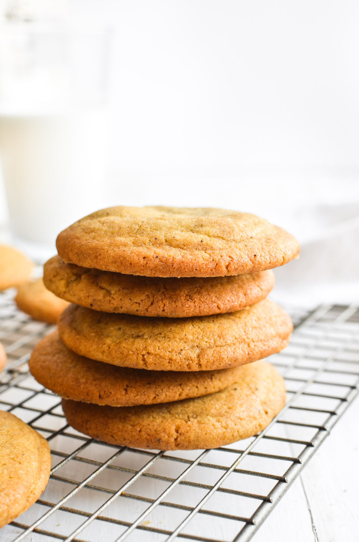una pila di biscotti al cioccolato senza chip su una gratella