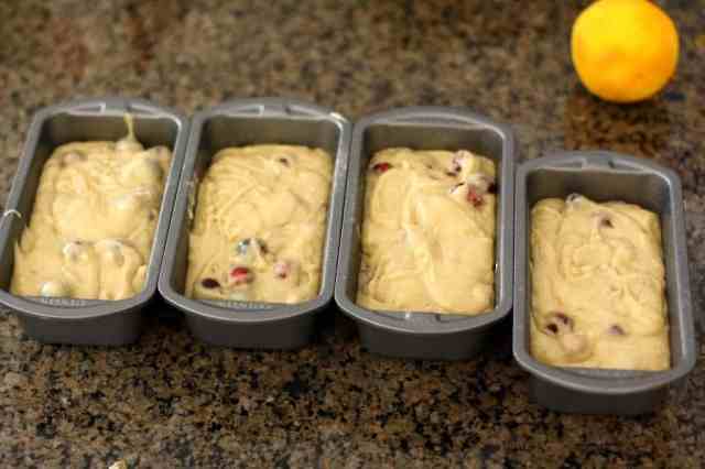 Cranberry Orange Bread è il regalo perfetto per le vacanze! Riempi la tua casa con deliziosi aromi di mirtillo, arancia e pane, in più è delizioso come ha un odore!