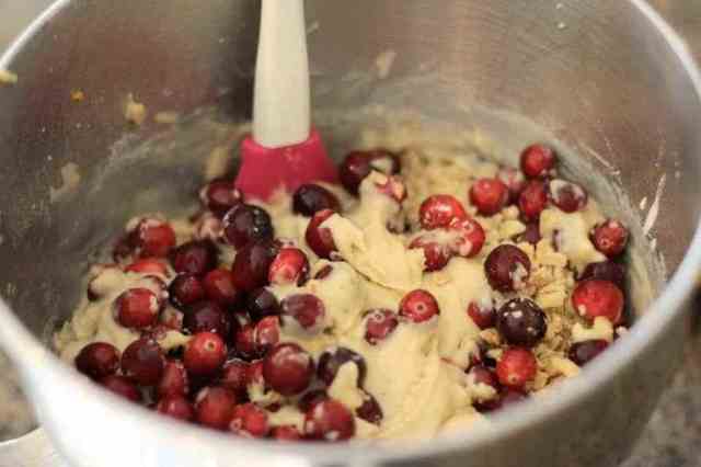 Cranberry Orange Bread è il regalo perfetto per le vacanze! Riempi la tua casa con deliziosi aromi di mirtillo, arancia e pane, in più è delizioso come ha un odore!