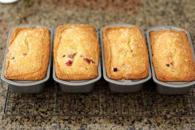 Cranberry Orange Bread è il regalo perfetto per le vacanze! Riempi la tua casa con deliziosi aromi di mirtillo, arancia e pane, in più è delizioso come ha un odore!
