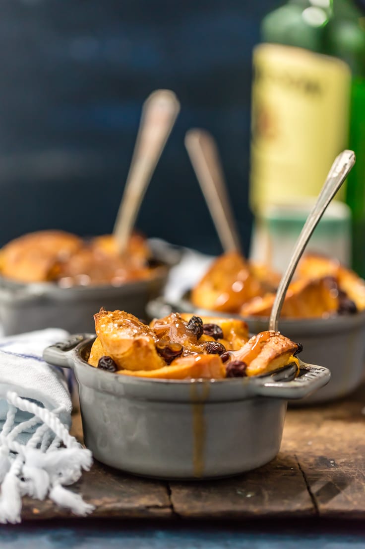 budino di pane condito con salsa al caramello e uvetta