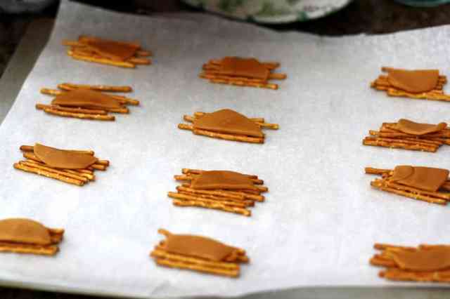 GRUPOS DE PRETZEL DE CARAMELO, TRATOS DE HALLOWEEN: 