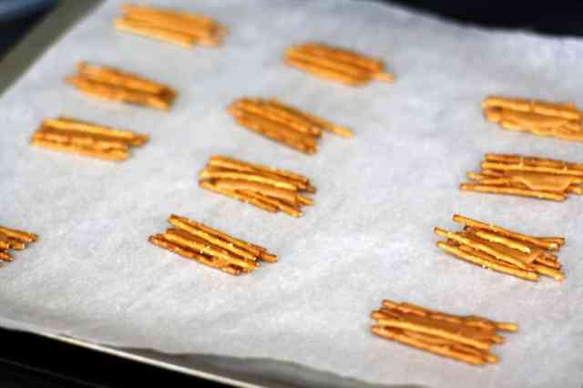 GRUPOS DE PRETZEL DE CARAMELO, TRATOS DE HALLOWEEN: 