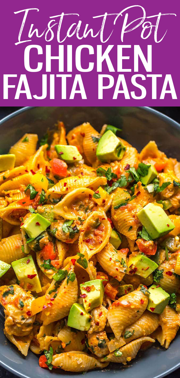 Questa pasta Fajita di pollo Instant Pot con salsa e peperoni è una deliziosa idea di pasta. Basta scaricare tutti gli ingredienti e servire, tutto è pronto in meno di 30 minuti! #instantpot #fajitapasta