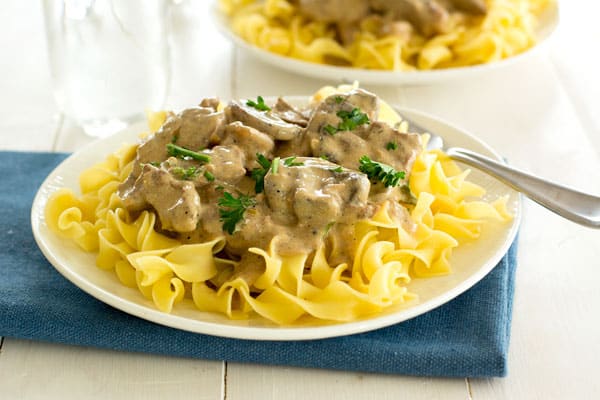 Ricetta facile per lo stroganoff di manzo fatto in casa da zero con bistecca e la più deliziosa salsa di panna acida.