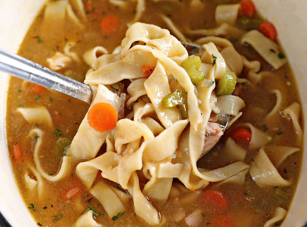 ¿Alguna vez has querido probar los fideos caseros de huevo pero pensaste que necesitabas herramientas y equipos sofisticados? ¡Adivina qué, estos fideos de huevo no solo son fáciles, sino que tienen un sabor absolutamente increíble! #gggnoodles #homemadeeggnoodles #easyeggnoodles #ambaker #chickennoodlesoup Fideos De Huevo En Sopa De Fideos De Pollo