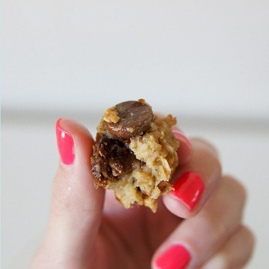 mantequilla con una guarnición de pan, 4 galletas de chispas de chocolate veganas de ingredientes