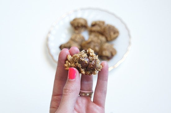 mantequilla con una guarnición de pan, 4 galletas de chispas de chocolate veganas de ingredientes