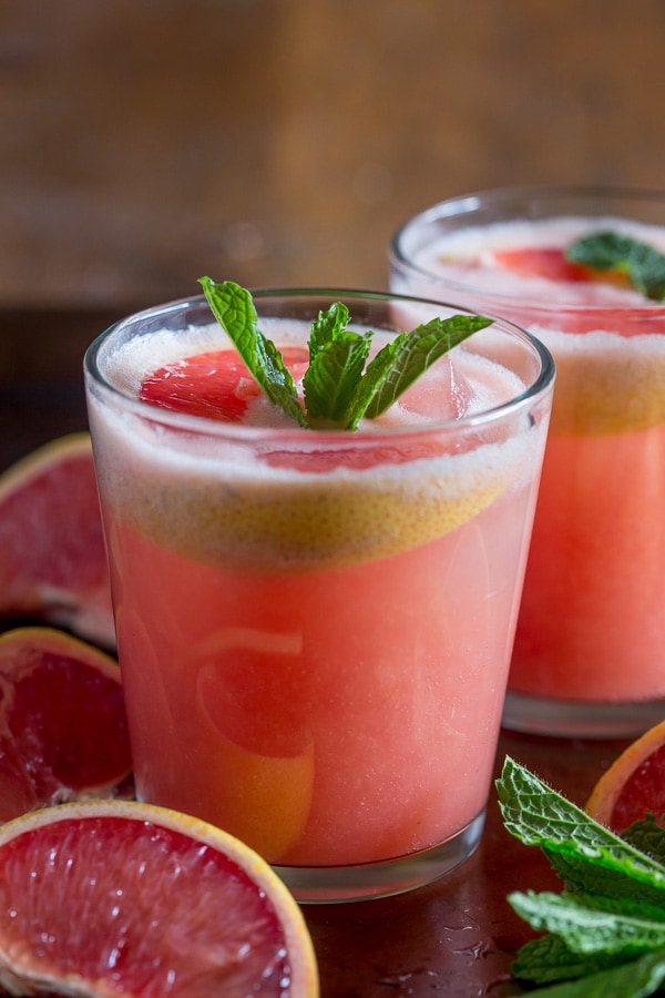 Questa margarita al pompelmo fresco è piena di pompelmo e aroma di lime. Servilo sugli scogli o congelato. 
