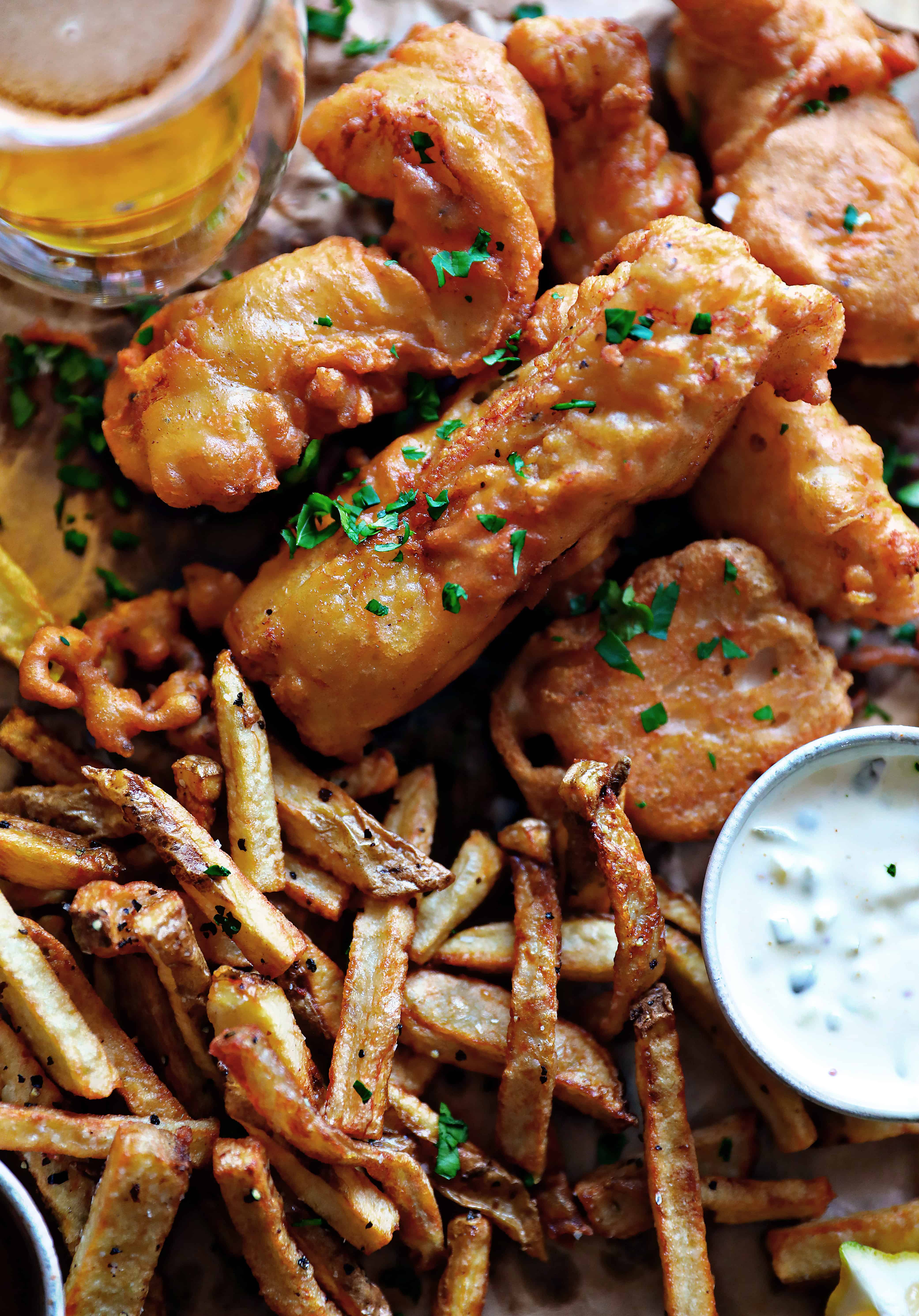 ¡Un delicioso plato de pescado y papas fritas es justo lo que necesitas! #fishandchips #fish #frenchfries #beerbatter #fishrecipes #Cod #whitefish #codrecipes #homemade #tartarsauce #iambaker Pescado y papas fritas