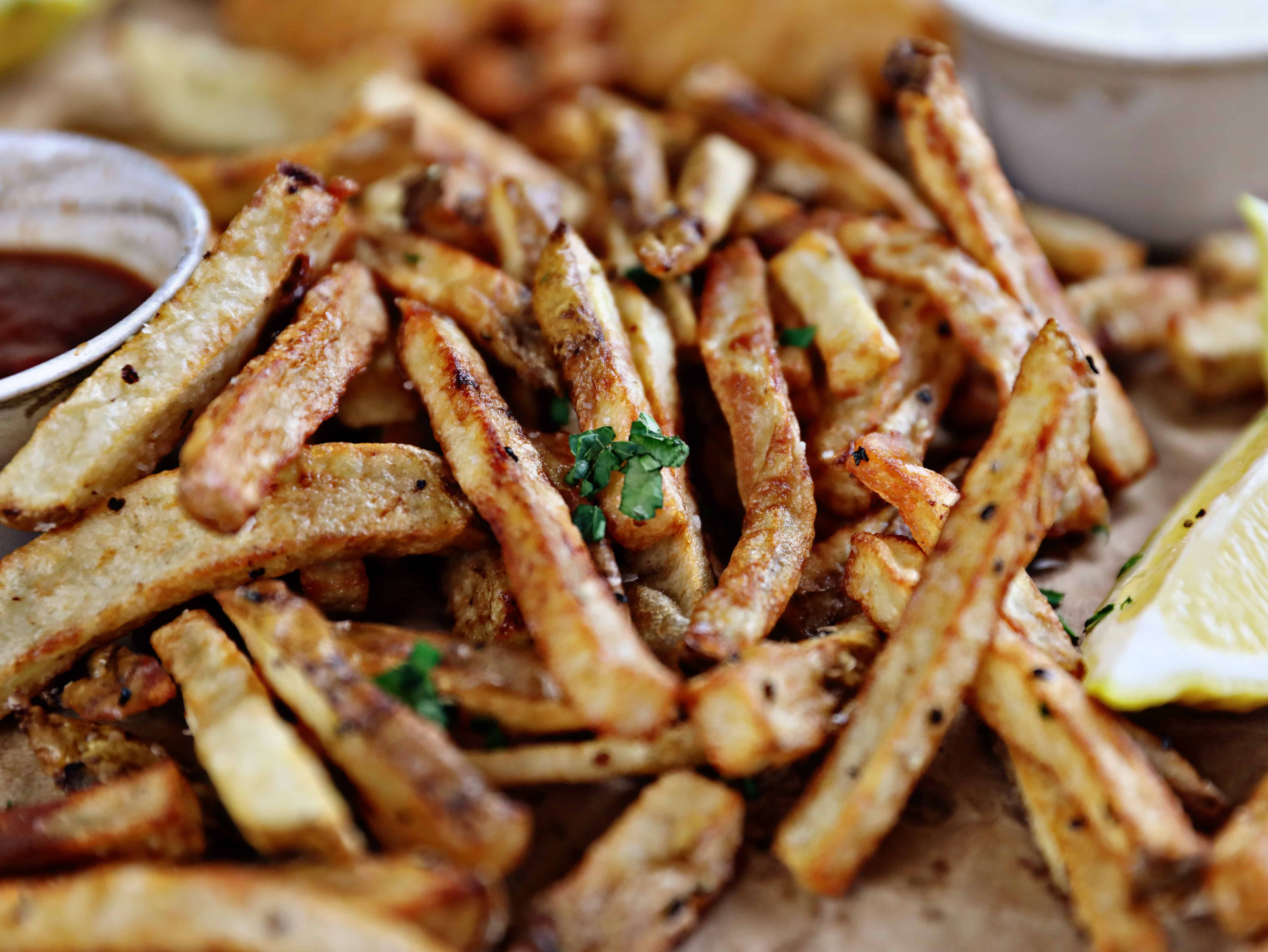 ¡Un delicioso plato de pescado y papas fritas es justo lo que necesitas! #fishandchips #fish #frenchfries #beerbatter #fishrecipes #Cod #whitefish #codrecipes #homemade #tartarsauce #iambaker Receta British Chips